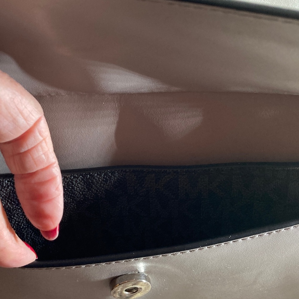 Michael Kors LUDLOW, blk & gray signature Satchel,Envelope style , very nice! - Picture 7 of 16